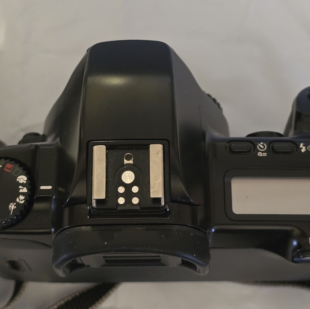 Canon EOS Rebel X S Black Camera body only like new - Picture 4 of 6